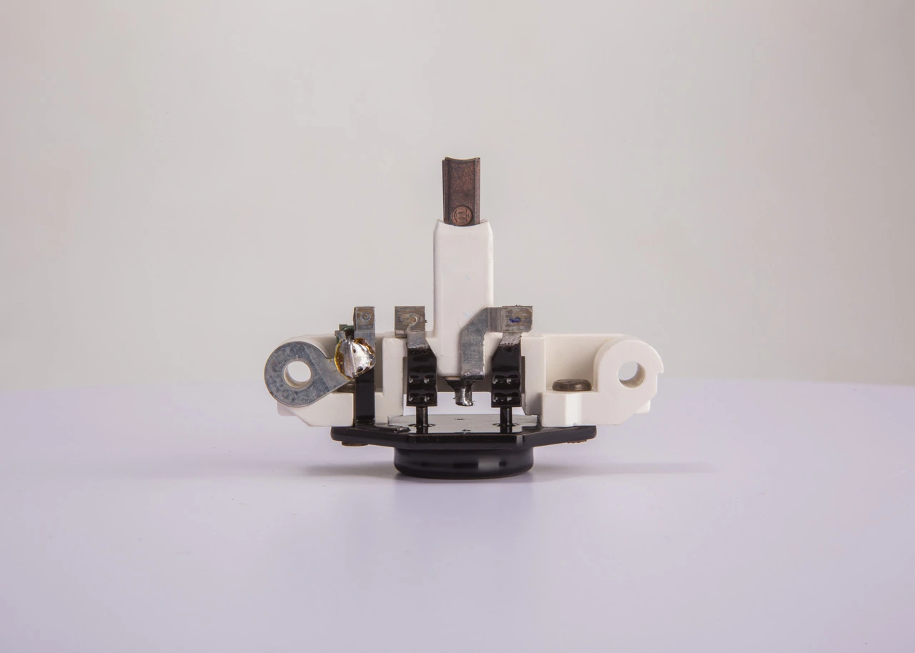 Реле зарядки генератора Bosch 1197311242 ціна, від 6.75 USD