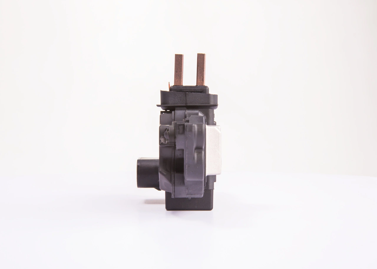 F00M144147 Bosch Реле-регулятор (напруги)