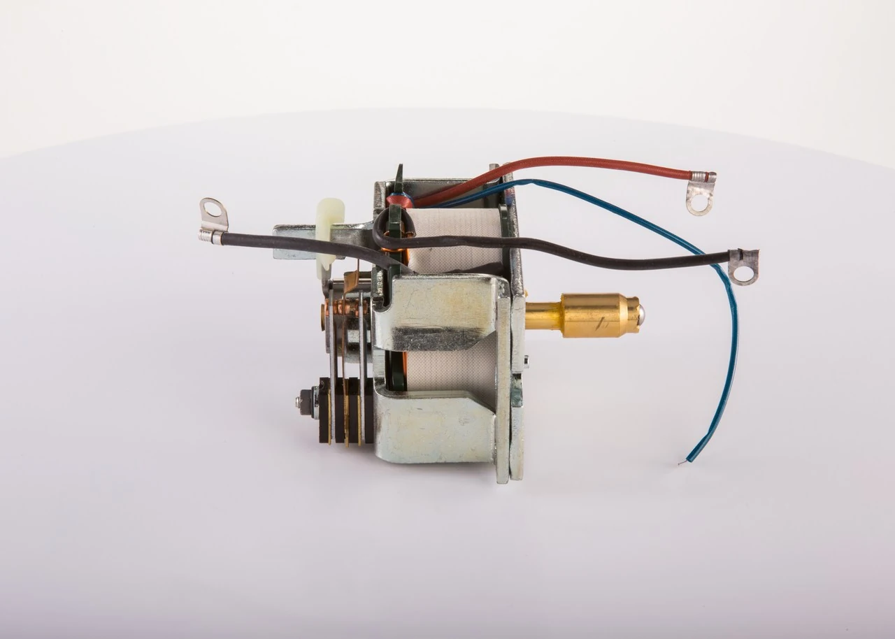 Контактор Bosch 0331450002 ціна, від 35.67 USD