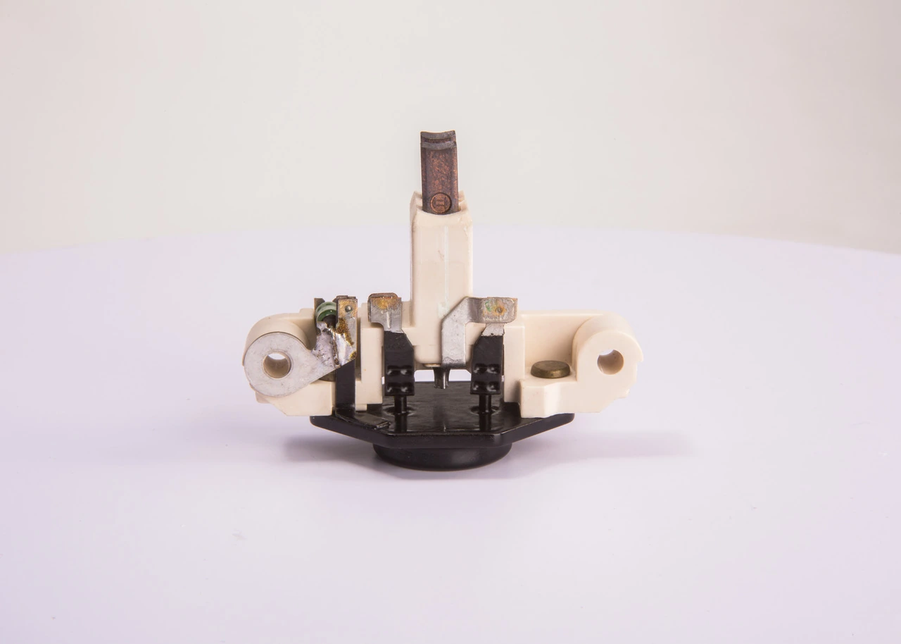 Реле зарядки генератора Bosch 1197311213 ціна, від 6.68 USD