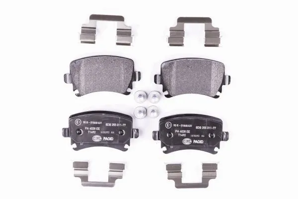 Задні гальмівні колодки 8DB355011771 HELLA