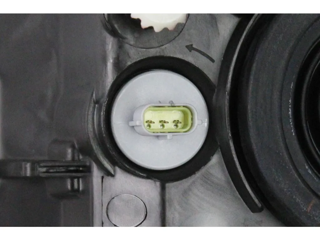 Фара передня права Chevrolet Orlando 