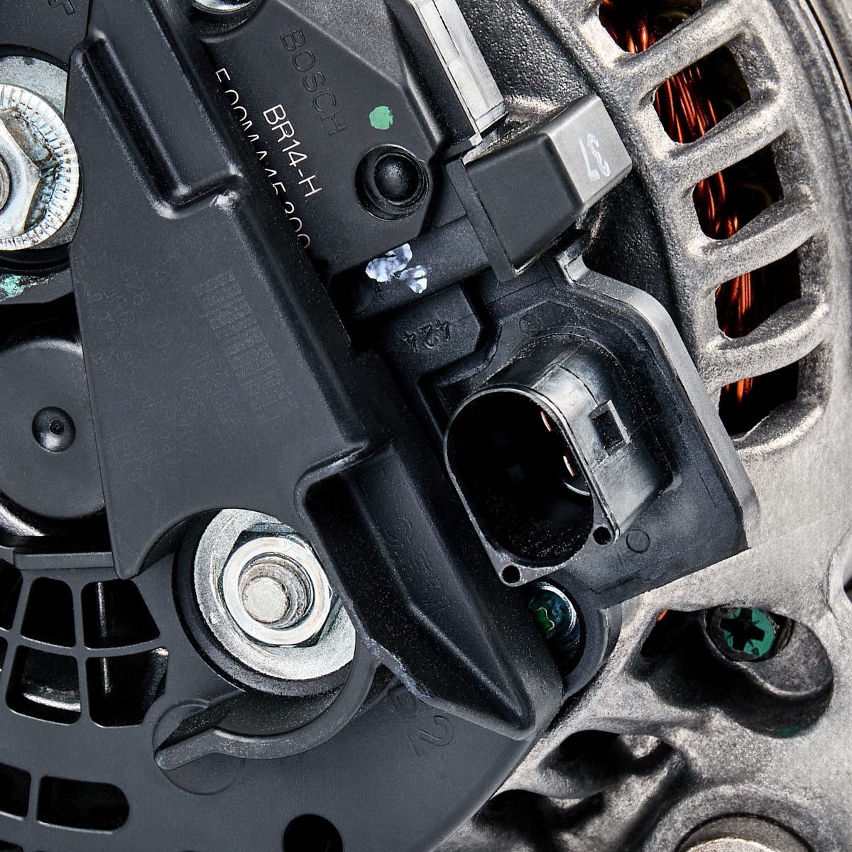 Генератор Bosch 0986048530 ціна, від 50.67 USD