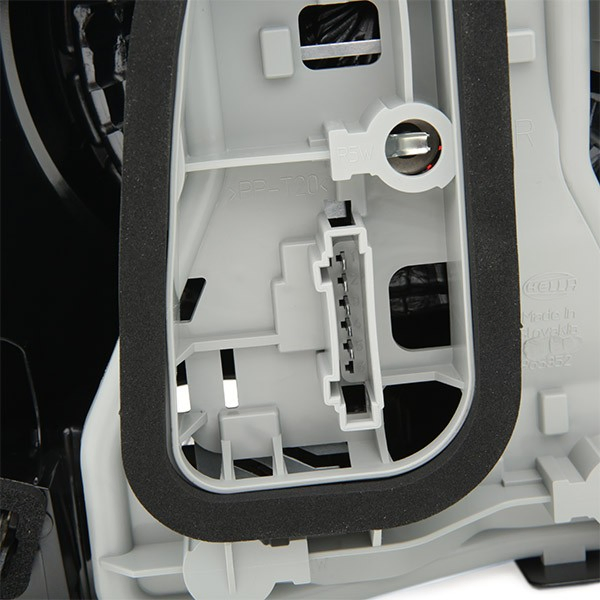 Купити 2VP965303081 HELLA Задня права фара