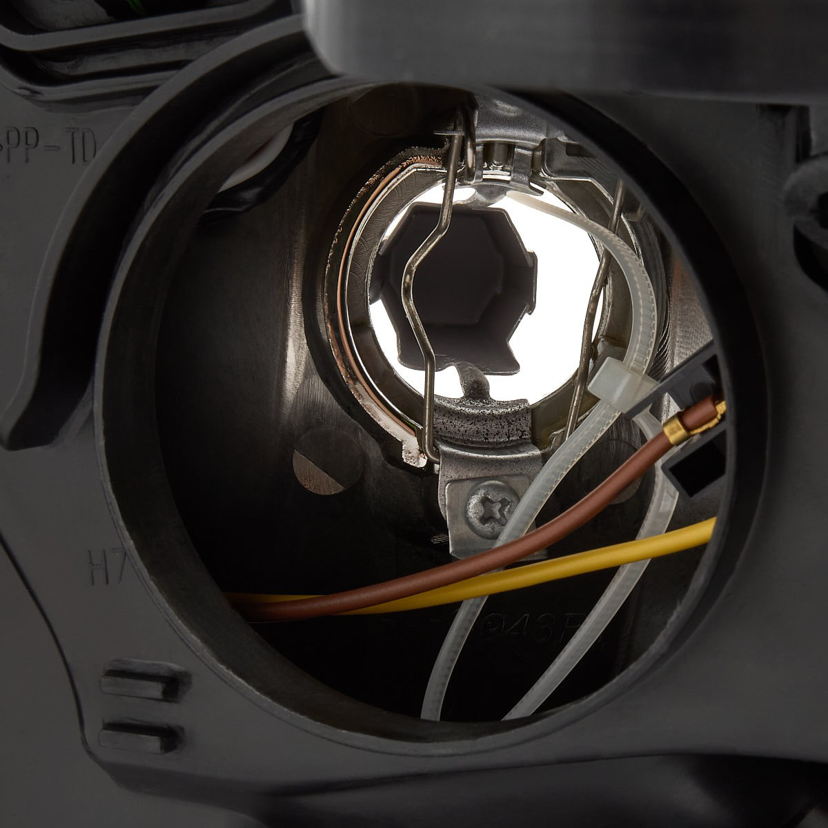 Фара передня права TYC FP2036R2T ціна, від 151.30 USD