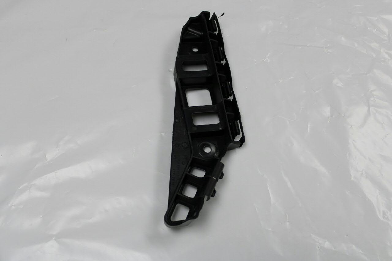 Праве кріплення переднього бампера VAG 1K8807184B ціна, від 5.16 USD