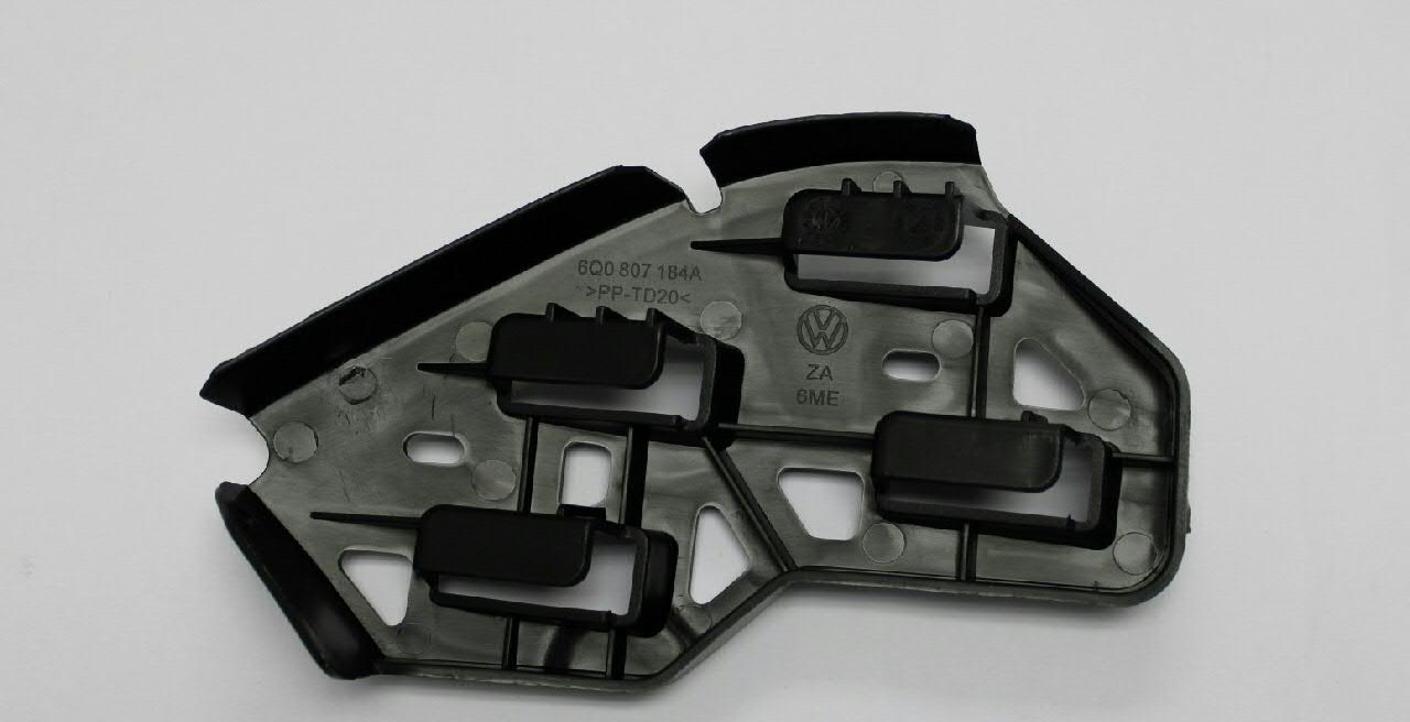 Кронштейн бампера переднього, правий VAG 6Q0807184A ціна, від 4.99 USD