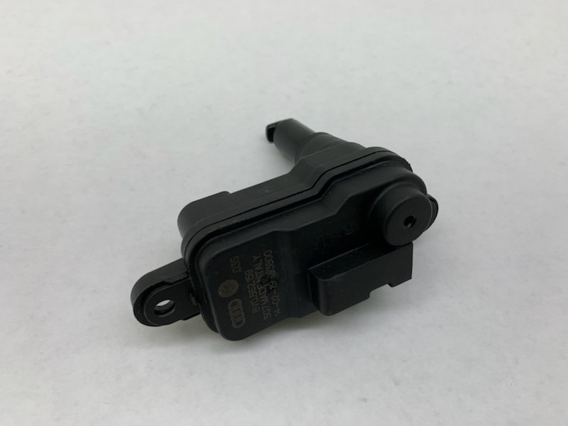Мотор-привод відкриття лючка бака VAG 8V0862159 ціна, від 16.57 USD