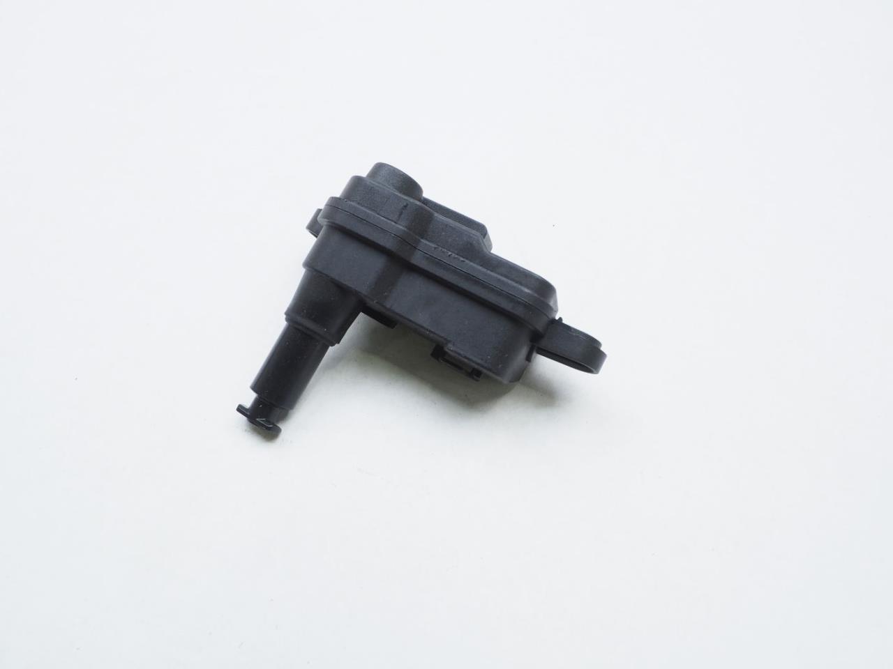 8V0862159 VAG Мотор-привод відкриття лючка бака