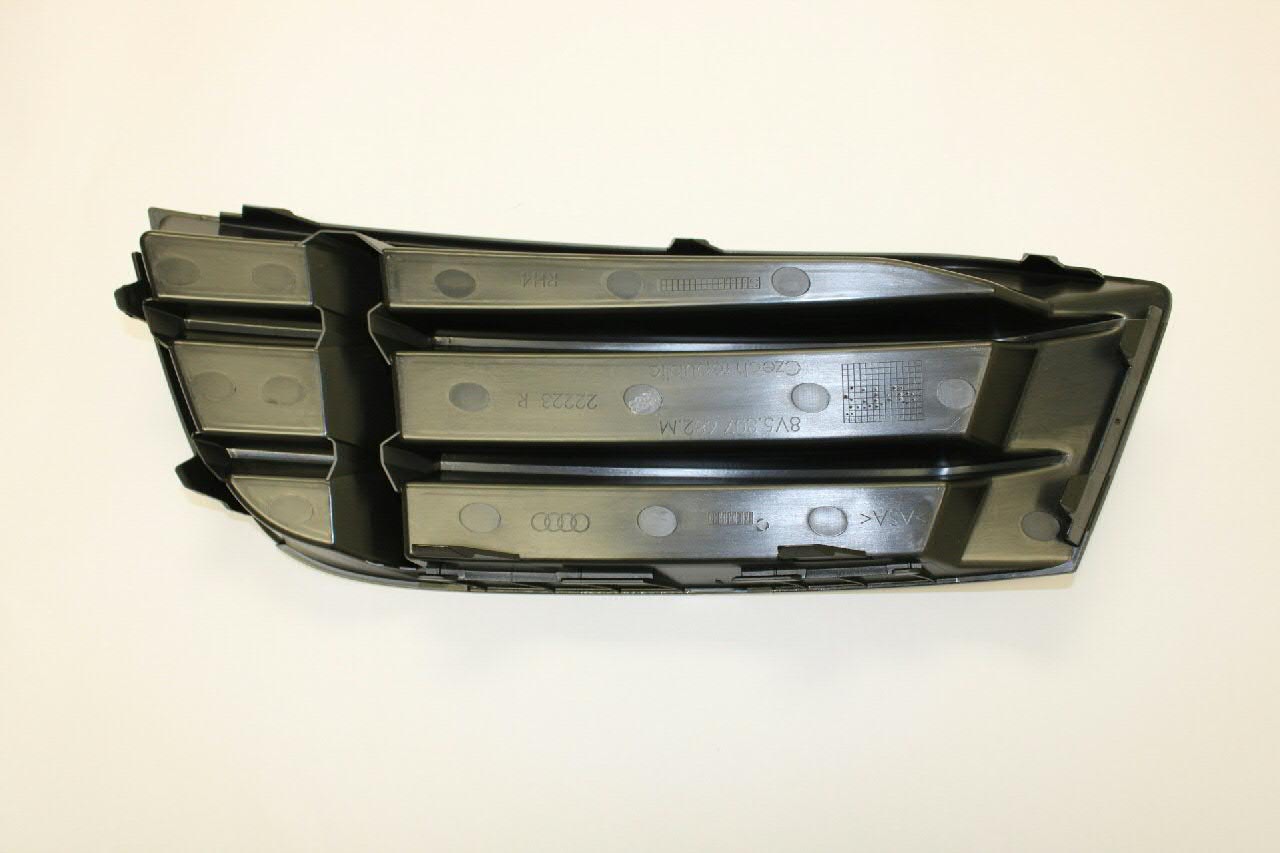 Решітка переднього бампера, права VAG 8V5807682M9B9 ціна, від 14.09 USD